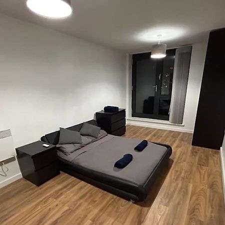 2 Bed Apartment Close To Station With Parking London Bagian luar foto