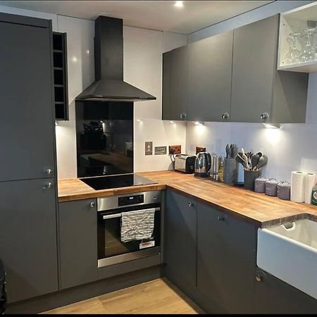2 Bed Apartment Close To Station With Parking London Bagian luar foto