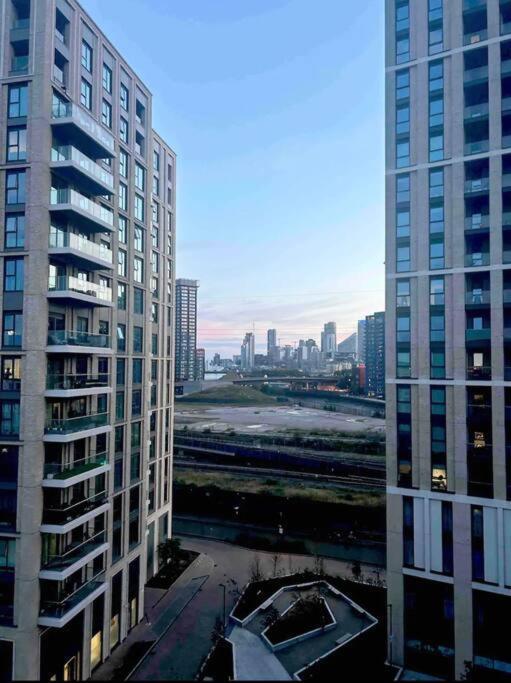 2 Bed Apartment Close To Station With Parking London Bagian luar foto