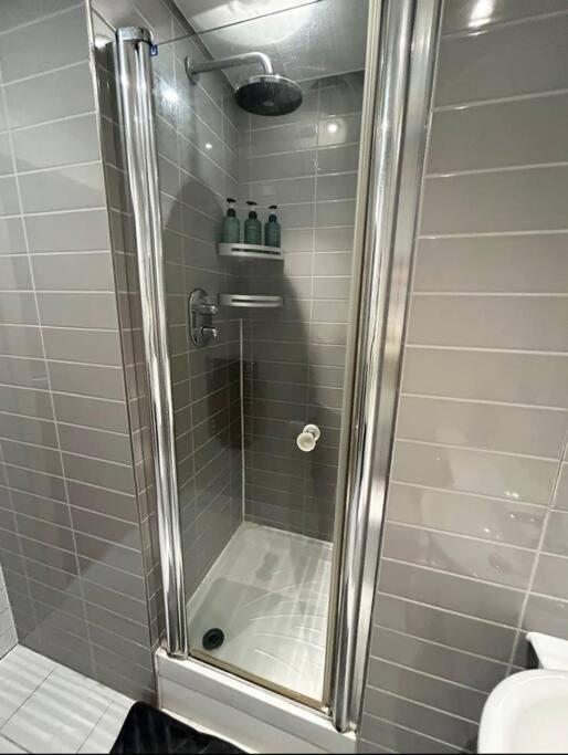 2 Bed Apartment Close To Station With Parking London Bagian luar foto