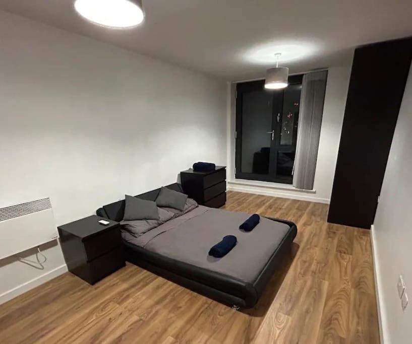 2 Bed Apartment Close To Station With Parking London Bagian luar foto