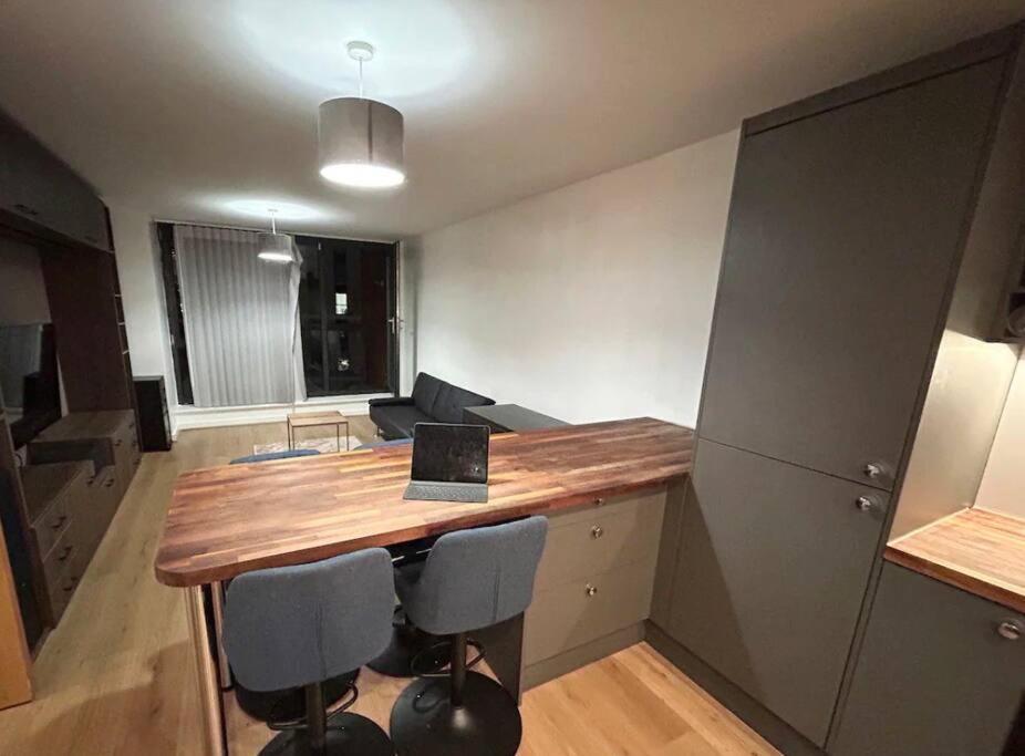 2 Bed Apartment Close To Station With Parking London Bagian luar foto