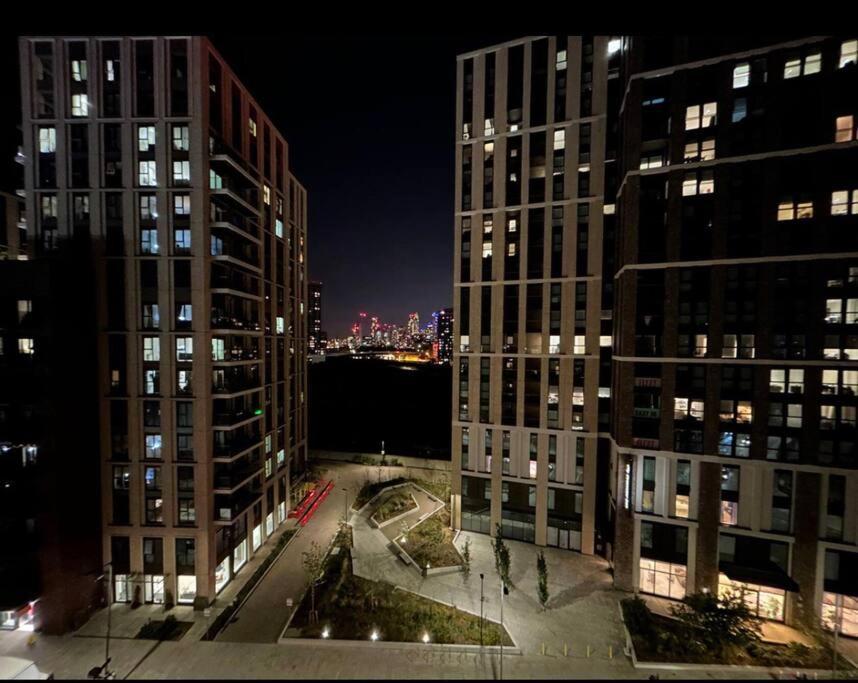 2 Bed Apartment Close To Station With Parking London Bagian luar foto