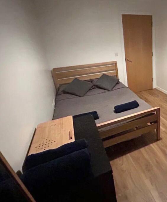 2 Bed Apartment Close To Station With Parking London Bagian luar foto