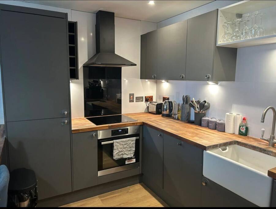 2 Bed Apartment Close To Station With Parking London Bagian luar foto